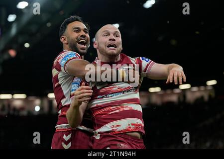 Manchester, Großbritannien. Oktober 2023. Liam Marshall #5 von Wigan Warriors feiert mit Bevan French #2 von Wigan Warriors, nachdem er beim Grand Final von Betfred Super League Wigan Warriors gegen Catalans Dragons in Old Trafford, Manchester, Großbritannien, 14. Oktober 2023 (Foto: Steve Flynn/News Images) in Manchester, Vereinigtes Königreich am 14.10.2023. (Foto: Steve Flynn/News Images/SIPA USA) Credit: SIPA USA/Alamy Live News Stockfoto