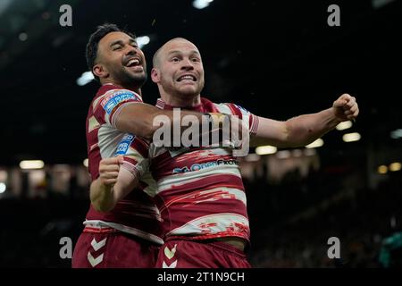 Manchester, Großbritannien. Oktober 2023. Liam Marshall #5 von Wigan Warriors feiert mit Bevan French #2 von Wigan Warriors, nachdem er beim Grand Final von Betfred Super League Wigan Warriors gegen Catalans Dragons in Old Trafford, Manchester, Großbritannien, 14. Oktober 2023 (Foto: Steve Flynn/News Images) in Manchester, Vereinigtes Königreich am 14.10.2023. (Foto: Steve Flynn/News Images/SIPA USA) Credit: SIPA USA/Alamy Live News Stockfoto