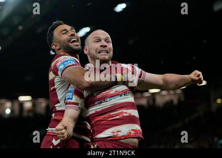 Manchester, Großbritannien. Oktober 2023. Liam Marshall #5 von Wigan Warriors feiert mit Bevan French #2 von Wigan Warriors, nachdem er beim Grand Final von Betfred Super League Wigan Warriors gegen Catalans Dragons in Old Trafford, Manchester, Großbritannien, 14. Oktober 2023 (Foto: Steve Flynn/News Images) in Manchester, Vereinigtes Königreich am 14.10.2023. (Foto: Steve Flynn/News Images/SIPA USA) Credit: SIPA USA/Alamy Live News Stockfoto