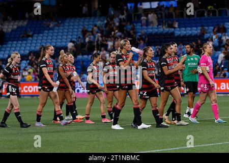 Sydney, Australien. Oktober 2023. Wanderers Spieler danken dem Publikum nach der Liberty A-League RD1 zwischen Sydney FC und Western Sydney Wanderers im Allianz Stadium am 14. Oktober 2023 in Sydney, Australien Credit: IOIO IMAGES/Alamy Live News Stockfoto