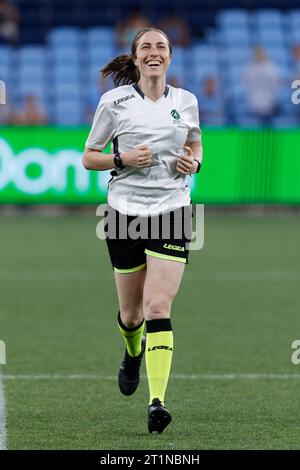 Sydney, Australien. Oktober 2023. Schiedsrichter Lauren Hargrave wärmt sich vor der Liberty A-League RD1 zwischen Sydney FC und Western Sydney Wanderers am 14. Oktober 2023 im Allianz Stadium in Sydney, Australien auf Credit: IOIO IMAGES/Alamy Live News Stockfoto