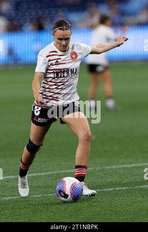 Sydney, Australien. Oktober 2023. Olivia Price of the Wanderers wärmt sich vor der Liberty A-League RD1 zwischen Sydney FC und Western Sydney Wanderers im Allianz Stadium am 14. Oktober 2023 in Sydney auf Stockfoto