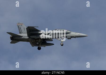 Ein US-Marines Corps McDonnell Douglas F/A-18D Legacy Hornet mit der Marine Fighter Attack Squadron 115 (VMFA-115), bekannt als die Silver Eagles Stockfoto