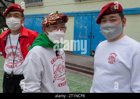 Ein Gruppenporträt einiger Freiwilliger der Guardian Angels, die bei der Saint Patrick's Day Parade in Omotesando, Tokio, Japan, zur Sicherheit beigetragen haben Stockfoto