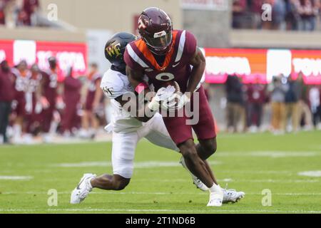 14. Oktober 2023: Virginia Tech Hokies Tight End Dae'Quan Wright (8) wird vom Wake Forest Demon Deacons Defensivverteidiger Antonio Robinson Jr. (23) während des NCAA-Fußballspiels zwischen den Wake Forest Demon Deacons und den Virginia Tech Hokies im Lane Stadium in Blacksburg, Virginia, niedergeschlagen. Greg Atkins/CSM (Bild: © Greg Atkins/Cal Sport Media) Stockfoto