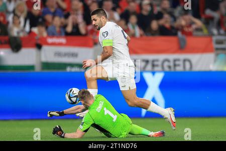 Ungarn gegen Serbien: Gruppe G - UEFA EURO 2024 Europa-Qualifikation BUDAPEST, UNGARN - 14. OKTOBER: Aleksandar Mitrovic springt über den ungarischen Torhüter Denes Dibusz, nachdem er beim Qualifikationsspiel zur UEFA Euro 2024 der Gruppe G kein Tor erzielte. Kredit: Gabriella Barbara, Alamy Credit: Gabriella Barbara/Alamy Live News Stockfoto