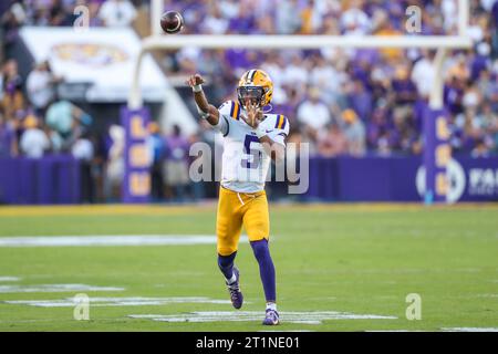 Baton Rouge, LA, USA. Oktober 2023. LSU-Quarterback Jayden Daniels (5) liefert einen Pass während der NCAA-Football-Action zwischen den Auburn Tigers und den LSU Tigers im Tiger Stadium in Baton Rouge, LA. Jonathan Mailhes/CSM/Alamy Live News Stockfoto