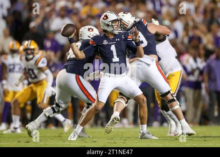 Baton Rouge, LA, USA. Oktober 2023. Der Auburn Quarterback Payton Thorne (1) macht im Tiger Stadium in Baton Rouge, LA einen Sprung zwischen den Auburn Tigers und den LSU Tigers. Jonathan Mailhes/CSM/Alamy Live News Stockfoto