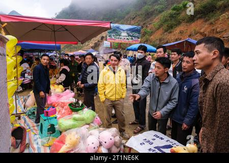 Can Cau Market, Vietnam. Patrons spielen Spiel, werfen Darts auf Ballons. Provinz Lao Cai. Stockfoto