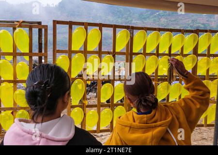 Can Cau Market, Vietnam. Patrons spielen Spiel, werfen Darts auf Ballons. Provinz Lao Cai. Stockfoto