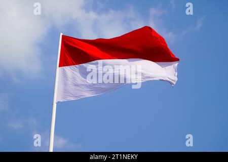 Indonesische Flagge, die rote und weiße Flagge, nationales Symbol Indonesiens mit zwei horizontalen Bändern, rot (oben) und weiß (unten). Stockfoto
