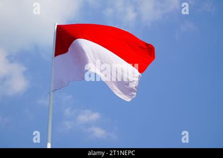 Indonesische Flagge, die rote und weiße Flagge, nationales Symbol Indonesiens mit zwei horizontalen Bändern, rot (oben) und weiß (unten). Stockfoto