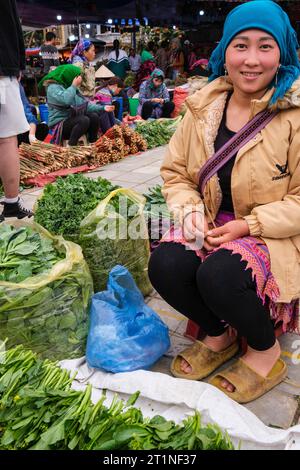 Bac Ha Sunday Market, Vietnam. Die Junge Hmong-Frau Verkauft Greens. Provinz Lao Cai. Stockfoto