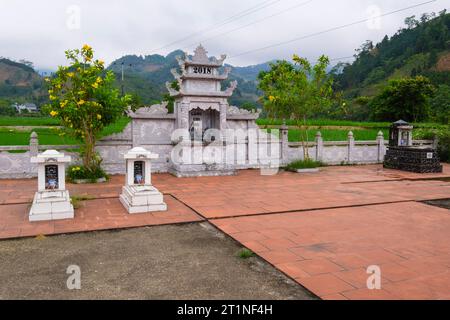 Friedhof in der Nähe von Bac Ha, Provinz Lao Cai, Vietnam. Grabmarkierungen. Stockfoto