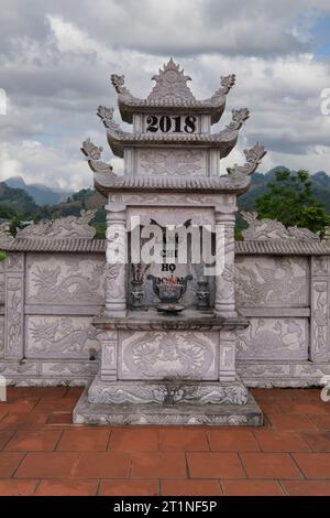 Friedhof in der Nähe von Bac Ha, Provinz Lao Cai, Vietnam. Grabmarkierung. Stockfoto