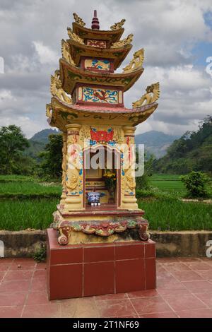 Friedhof in der Nähe von Bac Ha, Provinz Lao Cai, Vietnam. Grabmarkierung. Stockfoto