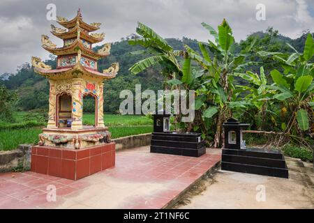 Friedhof in der Nähe von Bac Ha, Provinz Lao Cai, Vietnam. Grabmarkierung. Stockfoto