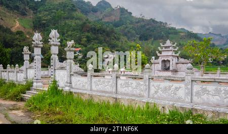 Friedhof in der Nähe von Bac Ha, Provinz Lao Cai, Vietnam. Grabmarkierung. Stockfoto