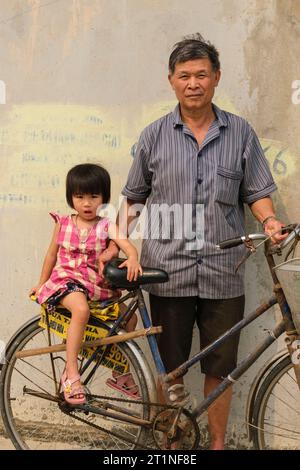 Long Khe, Provinz Bac Ninh, Vietnam. Vater und seine Tochter. Stockfoto