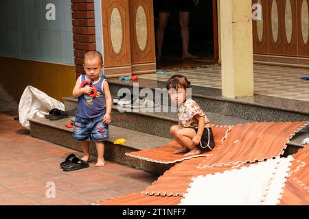 Long Khe, Provinz Bac Ninh, Vietnam. Kinder vor der Haustür. Stockfoto