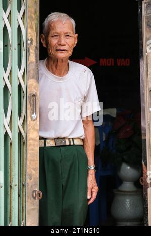 Long Khe, Provinz Bac Ninh, Vietnam. Älteres Dorf Männlicher Bewohner. Stockfoto