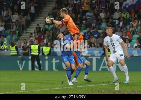 Ljubljana, Slowenien. Oktober 2023. Der finnische Torhüter Lukas Hradecky (TOP) spart beim Qualifikationsspiel der Gruppe H zur UEFA EURO 2024 zwischen Slowenien und Finnland am 14. Oktober 2023 in Ljubljana, Slowenien. Quelle: Zeljko Stevanic/Xinhua/Alamy Live News Stockfoto