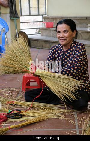 Long Khe, Provinz Bac Ninh, Vietnam. Frau, Die Besen Macht. Stockfoto