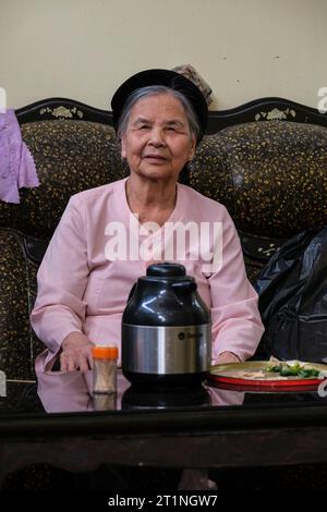 Long Khe, Provinz Bac Ninh, Vietnam. Ältere Frau mit Tee-Thermos. Stockfoto