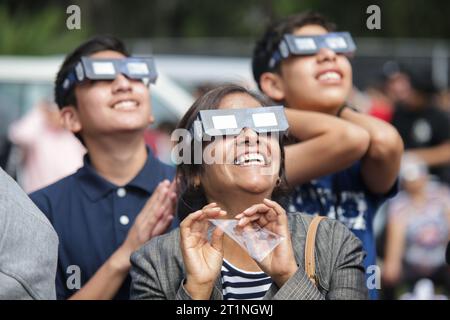 Mexiko-Stadt, Mexiko. Oktober 2023. Menschen beobachten eine Sonnenfinsternis in Mexiko-Stadt, Mexiko, 14. Oktober 2023. Quelle: Francisco Canedo/Xinhua/Alamy Live News Stockfoto