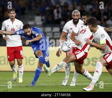 Bari, Italien. Oktober 2023. Der Italiener Giacomo Bonaventura schießt und erzielt während der Qualifikationsrunde zur UEFA EURO 2024 Gruppe C zwischen Italien und Malta in Bari, Italien, 14. Oktober 2023. Quelle: Augusto Casasoli/Xinhua/Alamy Live News Stockfoto