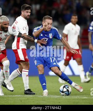 Bari, Italien. Oktober 2023. Der Italiener Davide Frattesi trifft beim Spiel der Gruppe C zur UEFA EURO 2024 zwischen Italien und Malta in Bari, Italien, 14. Oktober 2023. Quelle: Augusto Casasoli/Xinhua/Alamy Live News Stockfoto