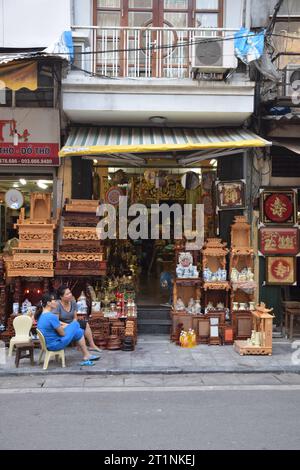 Blick auf eine Ladenfront in der Altstadt von Hanoi, Vietnam Stockfoto