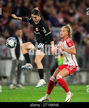 Barbara Dunst von Eintracht Frankfurt gegen Giulia Gwinn vom FC Bayern München FC Bayern München Frauen gegen Eintracht Frankfurt Fussball 1 . Bundesliga Saison 2023 / 2024 Frauen Fussball Google Pixel Frauen-Bundesliga 14.10.2023 in der MŸnchner Allianz Arena © diebilderwelt / Alamy Stock Stockfoto