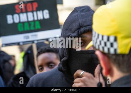 London, Großbritannien. Oktober 2023. Die Polizei konfrontiert einen Mann in Whitehall während der Kundgebung. Pro-palästinensische Demonstranten in London gingen Unterstützer auf die Straße, um Israels Bombardierung des Gazastreifens als Vergeltung für den Angriff der Hamas anzuprangern. Quelle: SOPA Images Limited/Alamy Live News Stockfoto