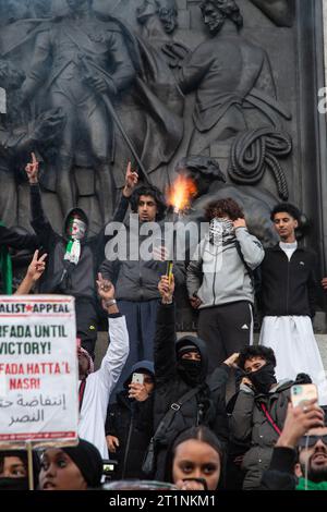 London, Großbritannien. Oktober 2023. Demonstranten auf dem Trafalgar Square nehmen an der Demonstration Teil. Pro-palästinensische Demonstranten in London gingen Unterstützer auf die Straße, um Israels Bombardierung des Gazastreifens als Vergeltung für den Angriff der Hamas anzuprangern. Quelle: SOPA Images Limited/Alamy Live News Stockfoto