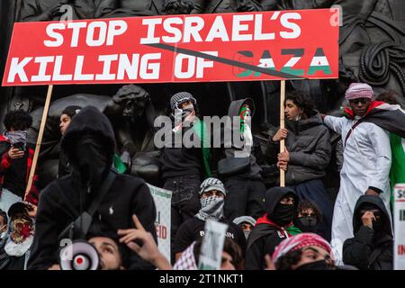 London, Großbritannien. Oktober 2023. Demonstranten auf dem Trafalgar Square nehmen an der Demonstration Teil. Pro-palästinensische Demonstranten in London gingen Unterstützer auf die Straße, um Israels Bombardierung des Gazastreifens als Vergeltung für den Angriff der Hamas anzuprangern. (Foto: Thabo Jaiyesimi/SOPA Images/SIPA USA) Credit: SIPA USA/Alamy Live News Stockfoto