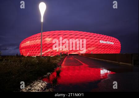 Allianz Arena rot beleuchtet FC Bayern München Frauen vs. Eintracht Frankfurt Fussball 1 . Bundesliga Saison 2023 / 2024 Frauen Fussball Google Pixel Frauen-Bundesliga 14.10.2023 in der MŸnchner Allianz Arena © diebilderwelt / Alamy Stock Stockfoto