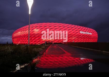 Allianz Arena rot beleuchtet FC Bayern München Frauen vs. Eintracht Frankfurt Fussball 1 . Bundesliga Saison 2023 / 2024 Frauen Fussball Google Pixel Frauen-Bundesliga 14.10.2023 in der MŸnchner Allianz Arena © diebilderwelt / Alamy Stock Stockfoto