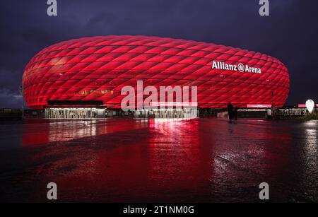 Allianz Arena rot beleuchtet FC Bayern München Frauen vs. Eintracht Frankfurt Fussball 1 . Bundesliga Saison 2023 / 2024 Frauen Fussball Google Pixel Frauen-Bundesliga 14.10.2023 in der MŸnchner Allianz Arena © diebilderwelt / Alamy Stock Stockfoto