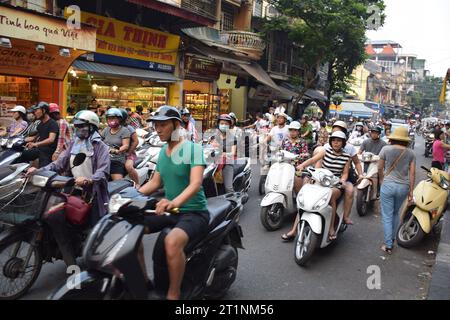 Motorroller und Motorräder in den belebten Straßen des historischen Zentrums von Hanoi, Vietnam Stockfoto