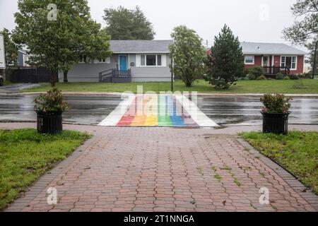 Rainbow Crosswalk am Elizabeth Drive in Gander, Neufundland & Labrador, Kanada Stockfoto