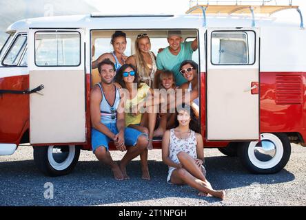 Caravan, Transport und Freunde auf Roadtrip, Reise und Sommerurlaub mit Porträt von Menschen und Entspannung. Glück, Freiheit und gemeinsam weiter Stockfoto