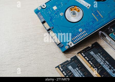 Cyberdaten-Angriffskonzept: Kaputter Laptop, abgestürztes Motherboard, Speicher, Festplatte, elektronische Hardware-Probleme Stockfoto