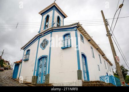 Niedriger Blickwinkel auf eine alte, weiß-blaue Kolonialkirche, Diamantina, Minas Gerais, Brasilien Stockfoto