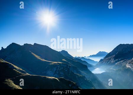 Ein sonniger Morgen in den Dolomiten mit Blick auf den Lago di Fedaia, Italien Stockfoto