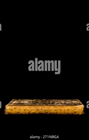 Altes Buch auf schwarzem Hintergrund und Kopierraum Stockfoto