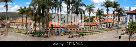 Panorama von traditionellen Häusern und Palmen gesäumte Straße im historischen Zentrum von Diamantina an einem sonnigen Tag, Minas Gerais, Brasilien Stockfoto