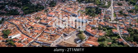 Panoramaaussicht auf das historische Zentrum bei Sonnenschein von Diamantina, Minas Gerais, Brasilien Stockfoto