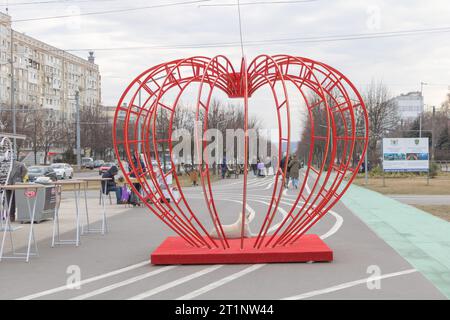 Chisinau, Moldawien - 27. Februar 2021 Rote Herzskulptur im Park. Stockfoto