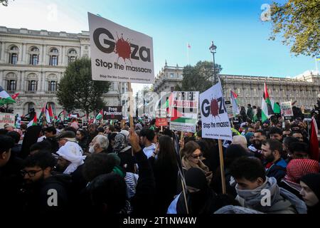 London, Großbritannien. Oktober 2023. Die Demonstranten steigen in die Downing Street hinab, viele halten Plakate, die die palästinensische Sache unterstützen. Gruppen kamen zusammen, um in die Downing Street zu marschieren, um das palästinensische Volk vor den israelischen Repressalien nach dem jüngsten Angriff der Hamas auf israelische Zivilisten zu unterstützen. In einem Versuch, die aufgerufenen Spannungen zu zerstreuen, hat der Innenminister die Polizeibeamten daran erinnert, dass das Wehen palästinensischer Fahnen und das Verwenden von Gesängen und Slogans gegen das Gesetz über öffentliche Ordnung verstoßen könnte. Quelle: SOPA Images Limited/Alamy Live News Stockfoto